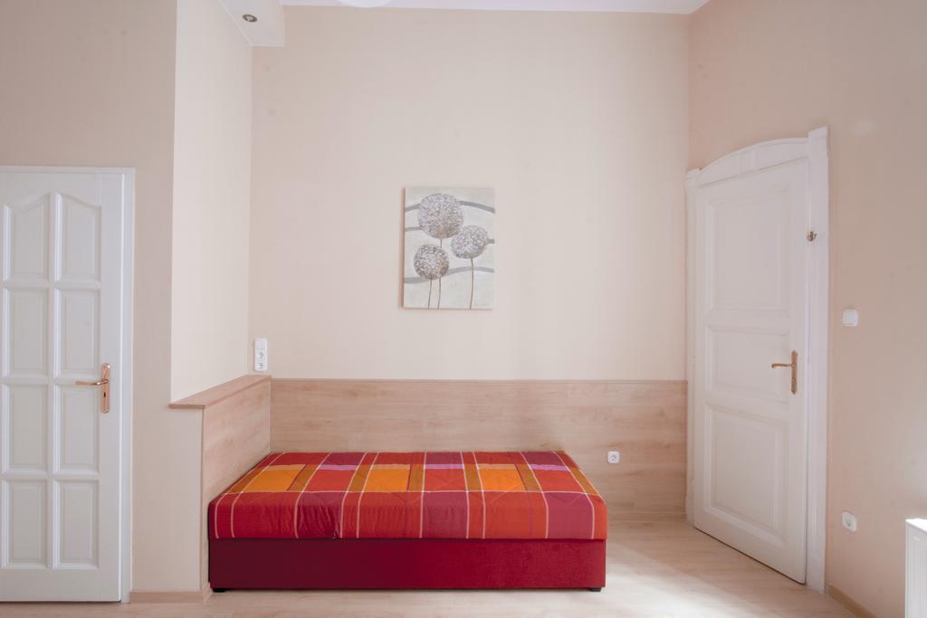 Centre With 3 Bathrooms דירה *